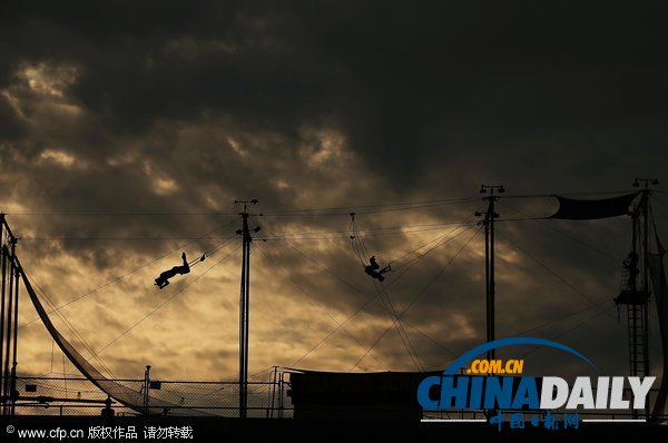感受美國(guó)紐約秋千學(xué)校 空中搖蕩驚心動(dòng)魄（組圖）