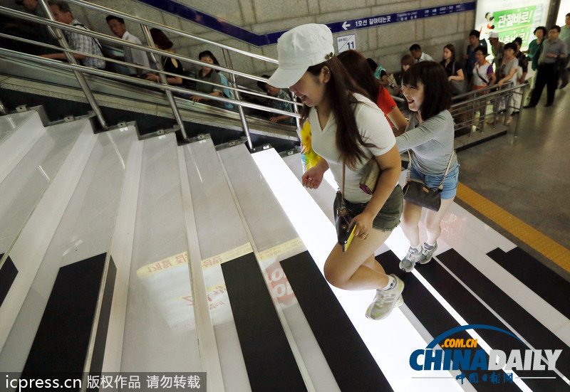 韓國(guó)地鐵站設(shè)鋼琴階梯 讓爬樓梯變“奏樂”（組圖）