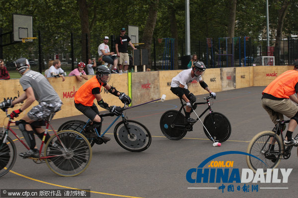 古老運(yùn)動(dòng)流行新玩法 自行車馬球倫敦街頭受追捧（組圖）