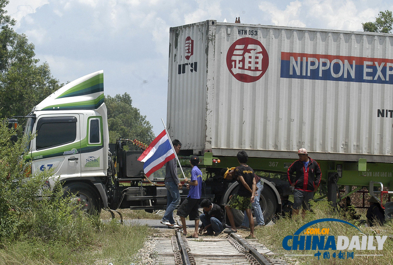 泰國(guó)農(nóng)民劫持卡車(chē)堵鐵路 要求政府干預(yù)橡膠收購(gòu)價(jià)
