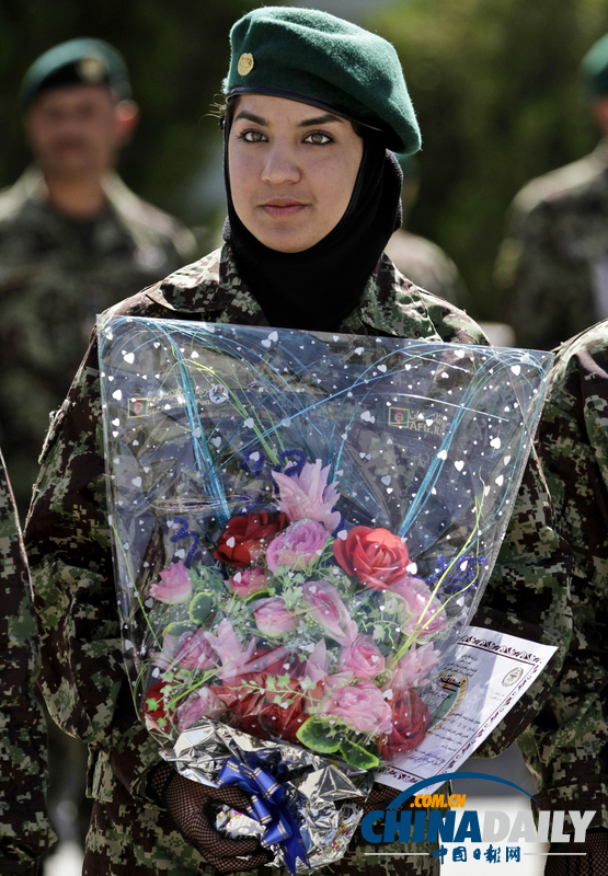 阿富汗國民軍士兵畢業(yè)典禮 女兵英姿颯爽（圖）