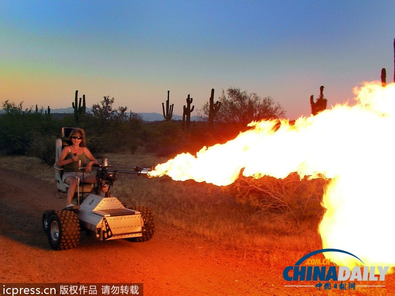 美國(guó)工程師打造噴火輪椅 殘疾人也能拉風(fēng)出行