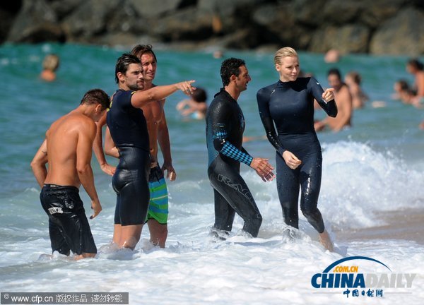 摩納哥夏琳王妃親自下海 美人魚宣傳水上安全意識(shí)（組圖）