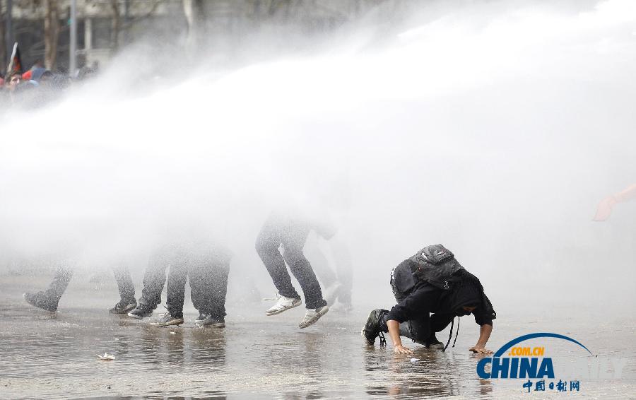 數(shù)千智利學(xué)生與警方發(fā)生激烈沖突 要求教育免費(fèi)提高質(zhì)量