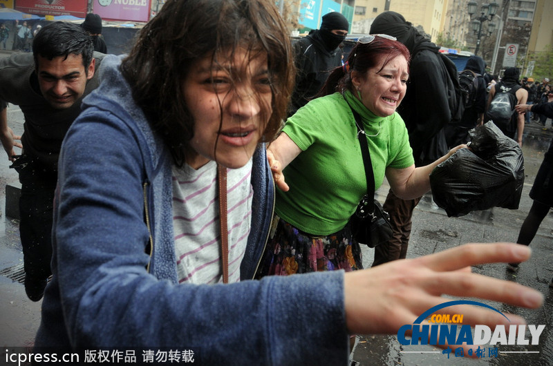 數(shù)千智利學(xué)生與警方發(fā)生激烈沖突 要求教育免費提高質(zhì)量