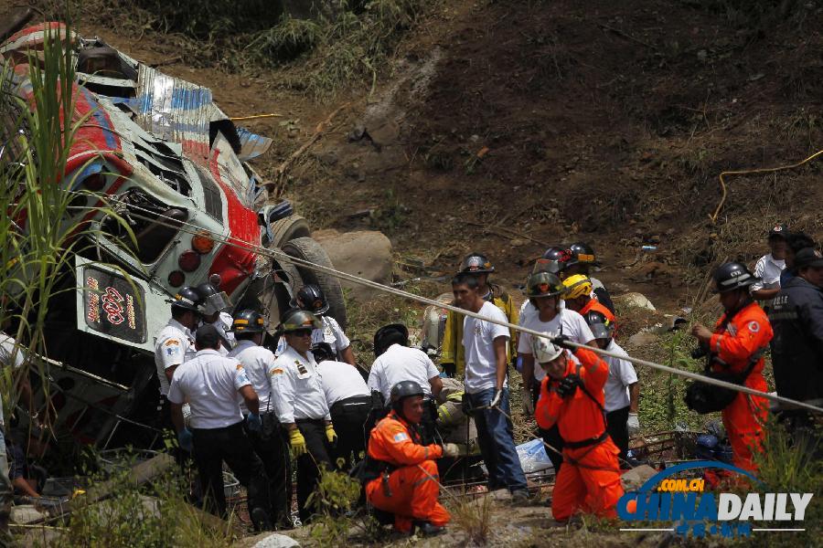 危地馬拉客車從懸崖墜入深谷 至少45人死亡