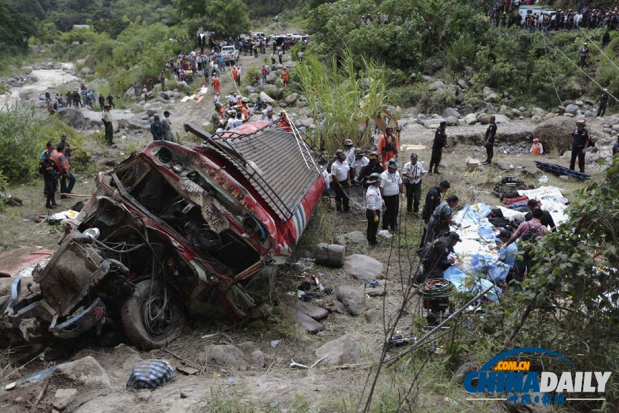 危地馬拉客車從懸崖墜入深谷 至少45人死亡