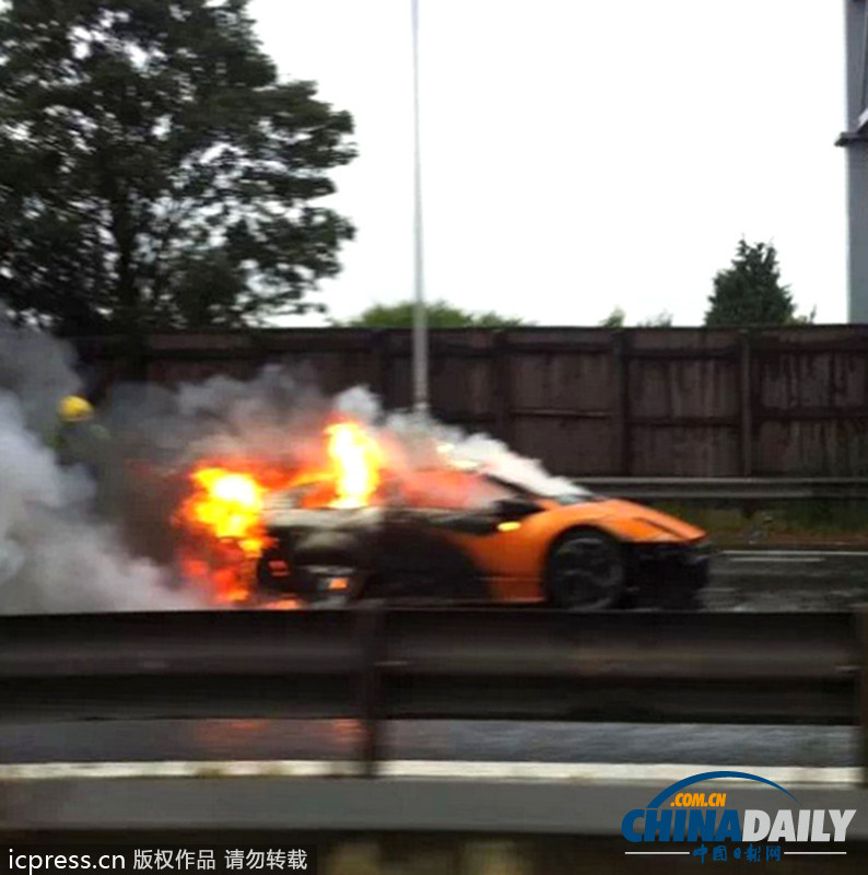 英國(guó)蘭博基尼著火 價(jià)值258萬(wàn)跑車成廢鐵
