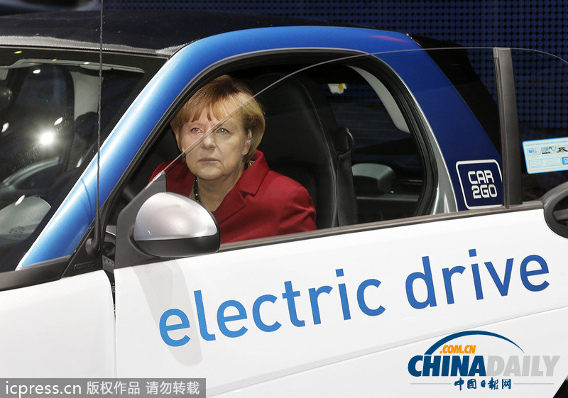 默克爾助陣法蘭克福車展 對電動(dòng)車興趣濃厚（組圖）