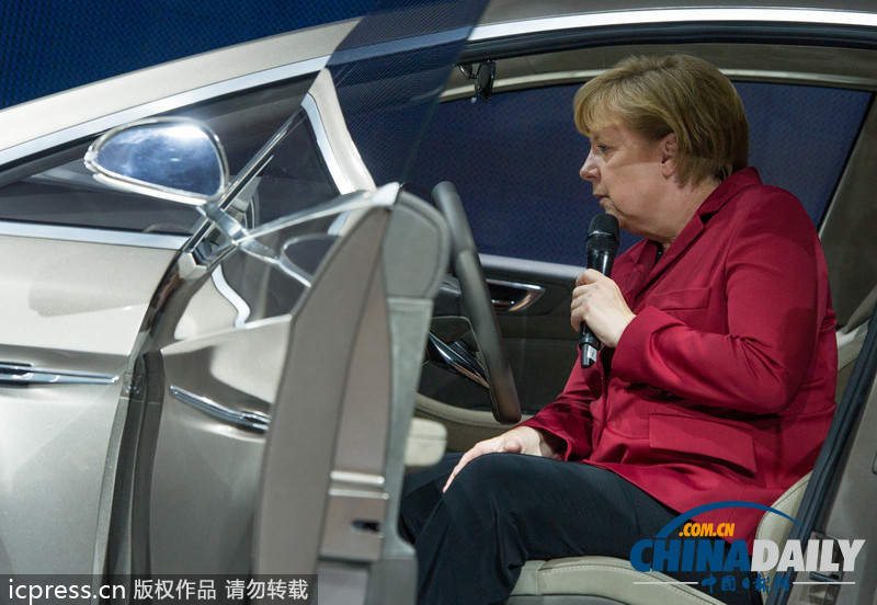 默克爾助陣法蘭克福車展 對(duì)電動(dòng)車興趣濃厚（組圖）