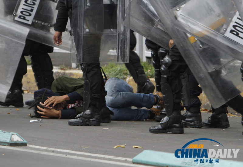 墨西哥警察對(duì)抗議教師進(jìn)行暴力清場(chǎng)（組圖）