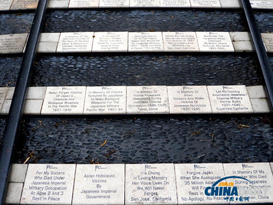 美民間組織立碑存二戰(zhàn)史實 各國參觀者向逝者獻(xiàn)花