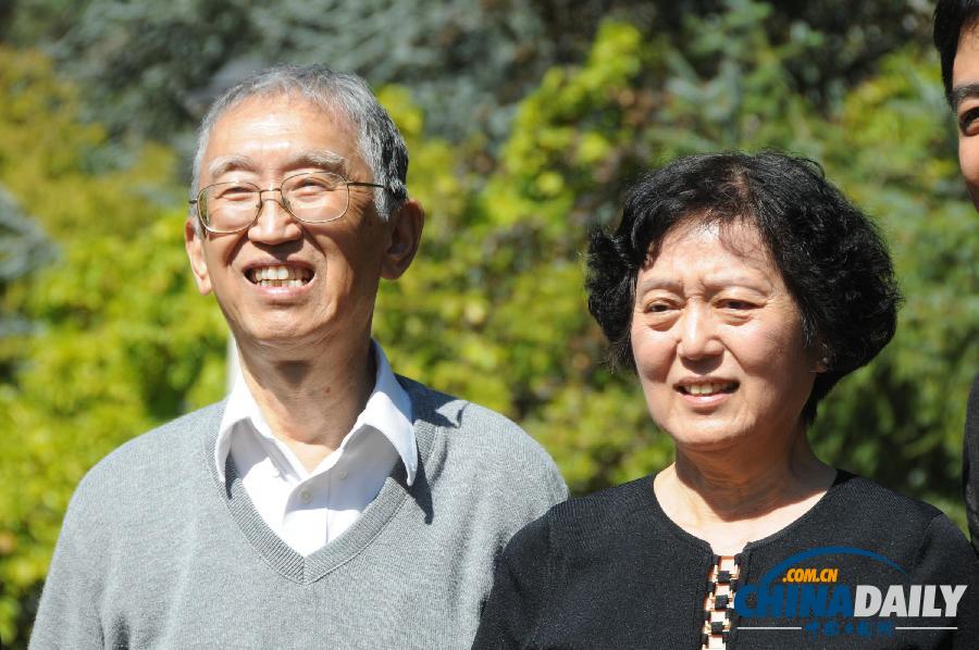 美民間組織立碑存二戰(zhàn)史實 各國參觀者向逝者獻(xiàn)花