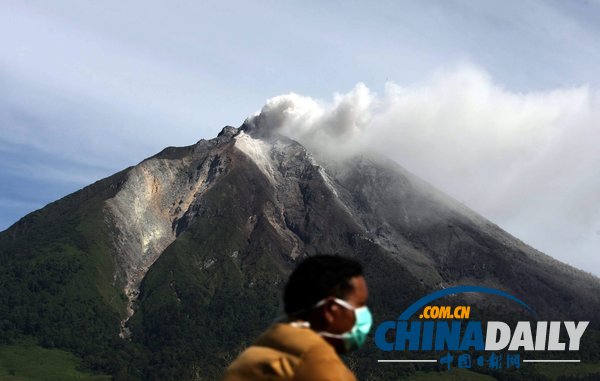 印尼錫納朋火山爆發(fā) 學(xué)生戴口罩淡定上課（組圖）