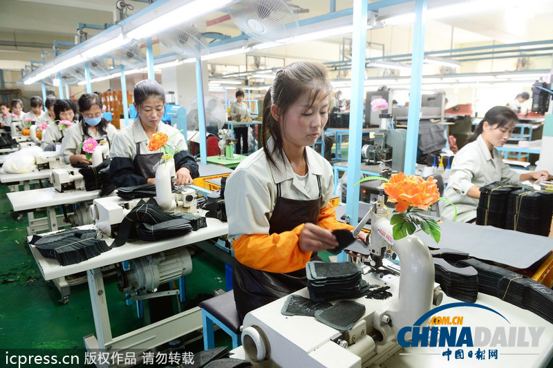 開城工業(yè)園區(qū)重啟第二天 朝鮮工人忙碌工作（圖）