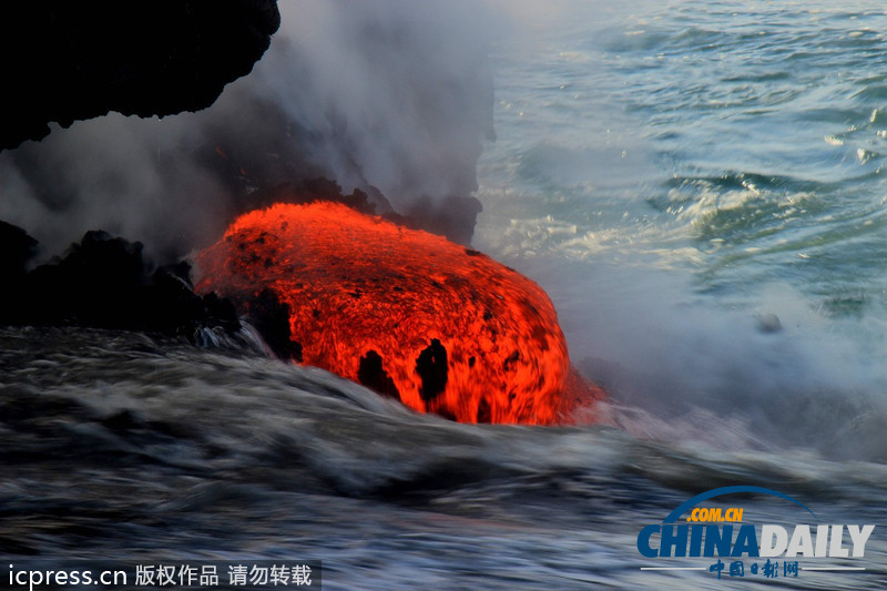 水火交織 攝影師冒險近距離拍攝巖漿入海震撼照