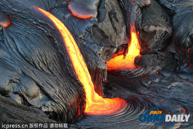 水火交織 攝影師冒險(xiǎn)近距離拍攝巖漿入海震撼照
