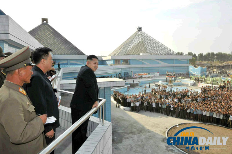 金正恩視察戲水場工地 贊揚人民軍可創(chuàng)造奇跡（圖）