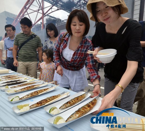 日本地震災區(qū)為感恩燒烤5千秋刀魚 東京市民免費享用
