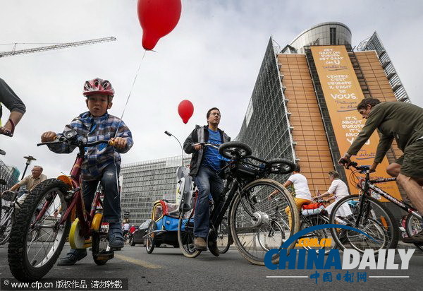 比利時(shí)舉辦“無(wú)車日”活動(dòng) 國(guó)王攜家人騎車上街
