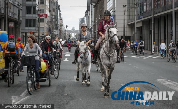 比利時(shí)舉辦“無車日”活動(dòng) 國王攜家人騎車上街