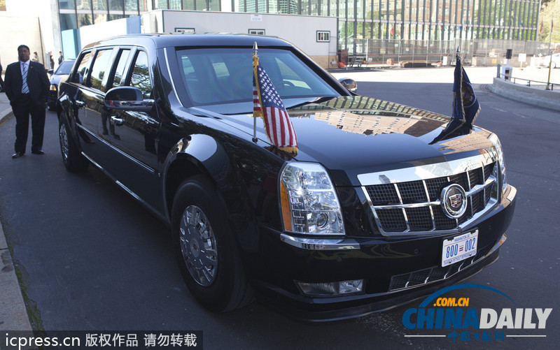 奧巴馬霸氣豪車(chē)引市民圍觀(guān)拍照 高大威猛可防毒氣