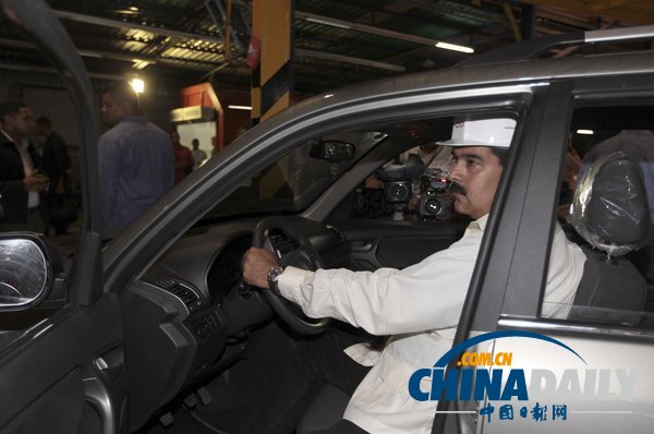 委內(nèi)瑞拉總統(tǒng)視察工廠試駕汽車 采用中國技術(shù)生產(chǎn)
