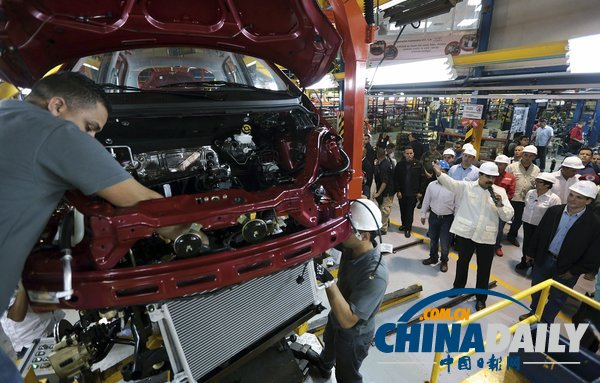 委內瑞拉總統(tǒng)視察工廠試駕汽車 采用中國技術生產