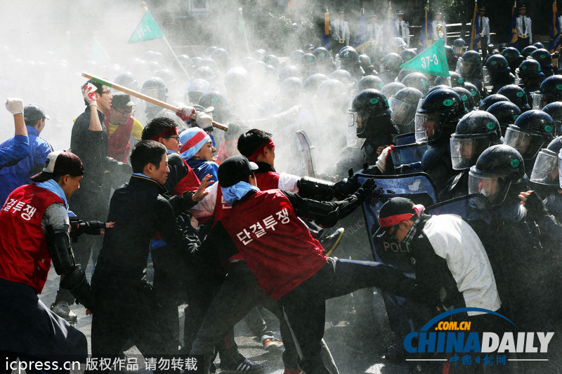 韓國警察機(jī)動部隊(duì)舉行應(yīng)對暴力示威演習(xí)