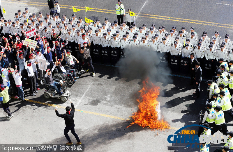 韓國警察機動部隊舉行應(yīng)對暴力示威演習