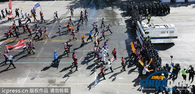韓國警察機動部隊舉行應(yīng)對暴力示威演習