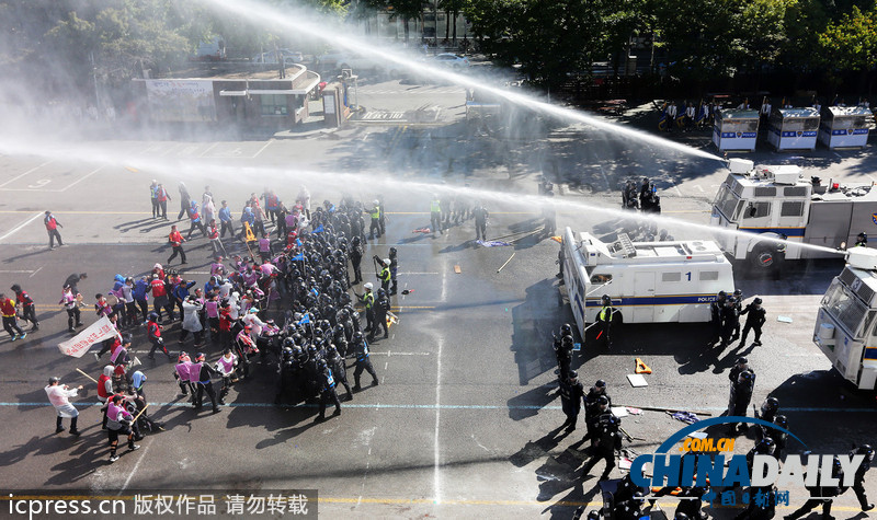 韓國警察機(jī)動(dòng)部隊(duì)舉行應(yīng)對(duì)暴力示威演習(xí)