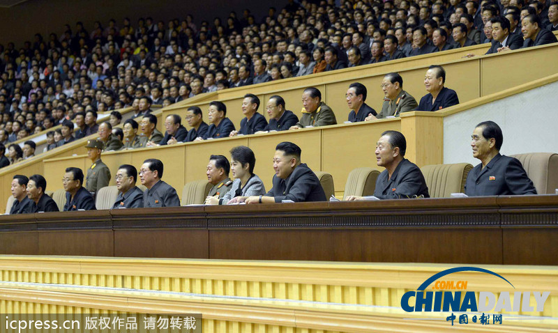朝鮮勞動(dòng)黨成立68周年 金正恩攜夫人看演出興趣濃（圖）