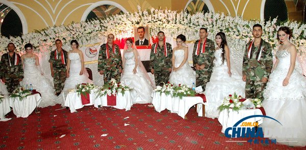 敘利亞士兵戰(zhàn)火中舉辦集體婚禮 體驗別樣浪漫（組圖）