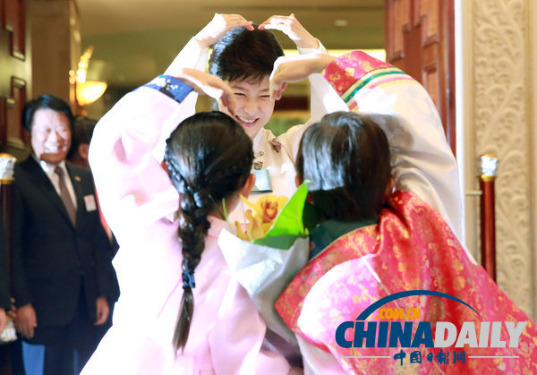 樸槿惠著韓服印尼見(jiàn)同胞 與兒童組愛(ài)心顯清純（圖）