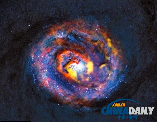 望遠(yuǎn)鏡陣列拍到宇宙震撼一幕：超級黑洞吞噬巨量物質(zhì)