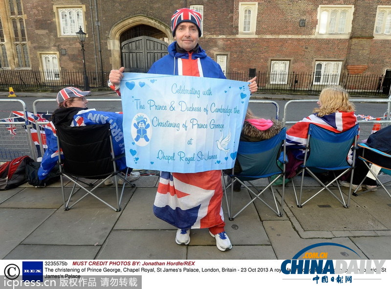 英喬治王子洗禮即將開(kāi)始 民眾聚于門(mén)前雀躍期盼