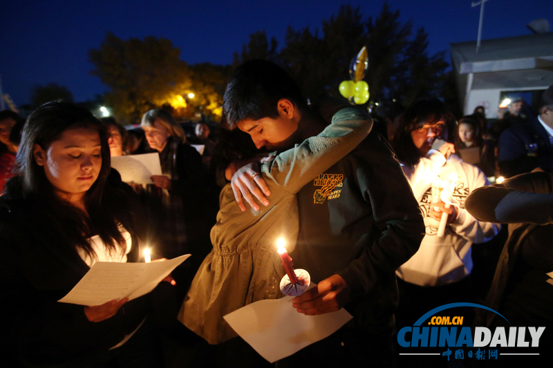 數(shù)百美國人悼念內(nèi)華達(dá)中學(xué)槍擊案死難者（高清組圖）