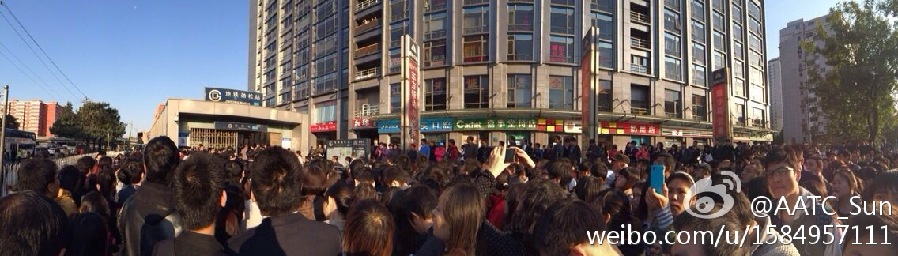 北京地鐵十號線連發(fā)故障 站點限流乘客滯留站外