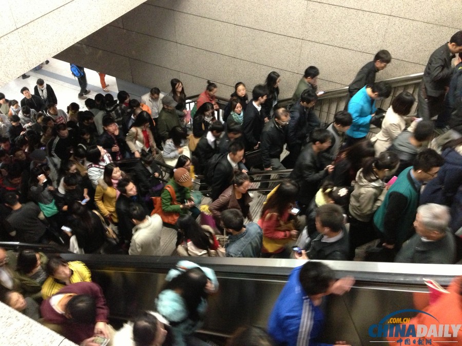北京地鐵十號線連發(fā)故障 站點限流乘客滯留站外