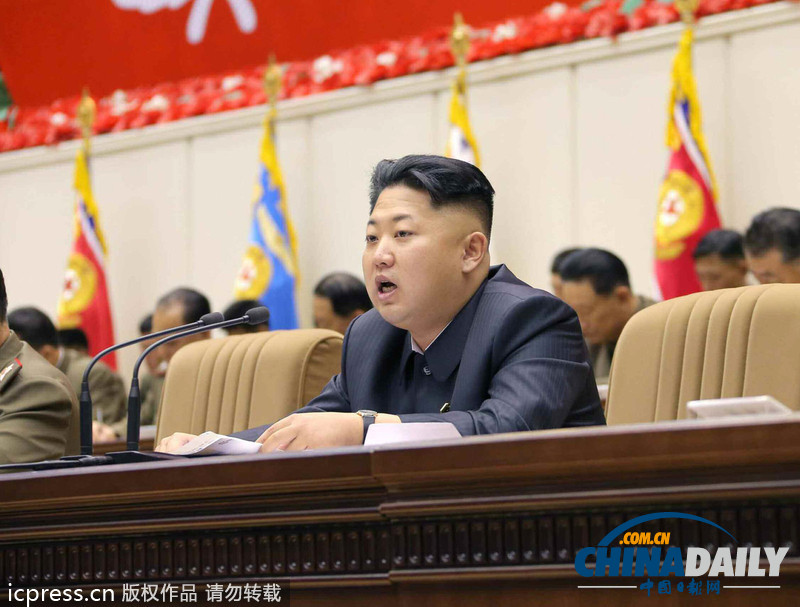 金正恩嘉獎連長政治指導(dǎo)員 與士兵親密合影（圖文）