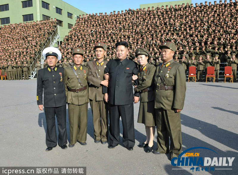 金正恩嘉獎連長政治指導(dǎo)員 與士兵親密合影（圖文）