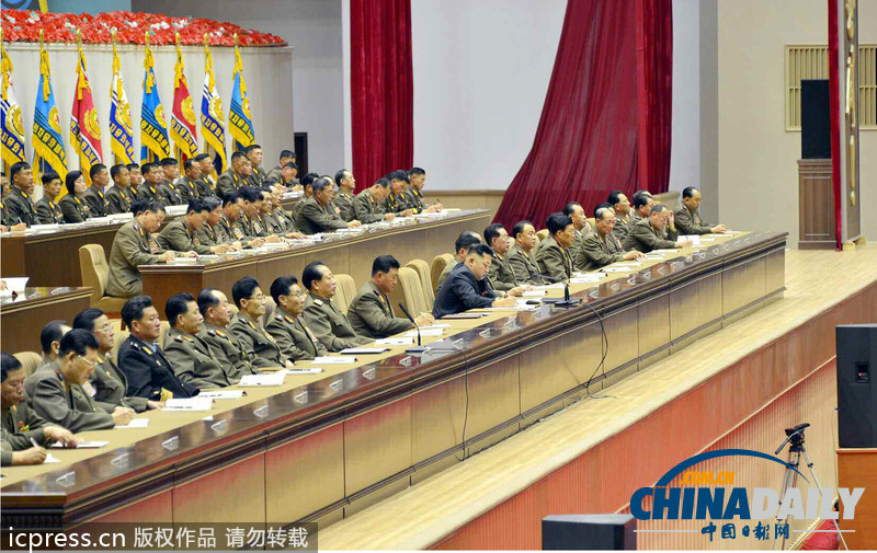 金正恩嘉獎(jiǎng)連長(zhǎng)政治指導(dǎo)員 與士兵親密合影（圖文）
