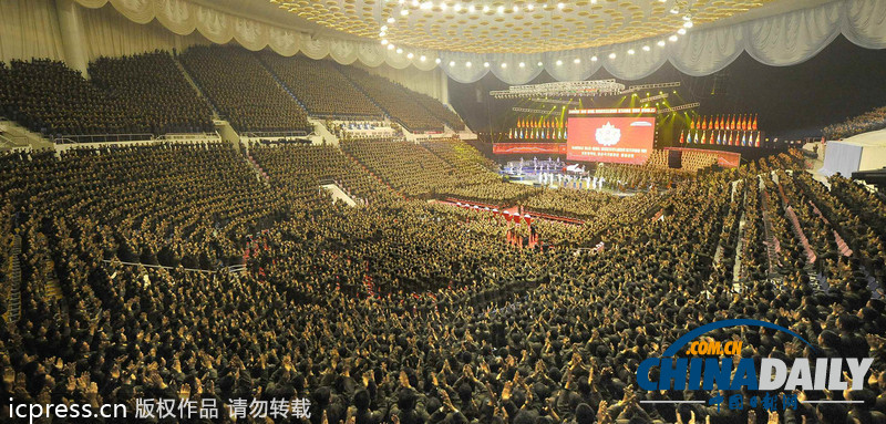 金正恩嘉獎連長政治指導(dǎo)員 與士兵親密合影（圖文）