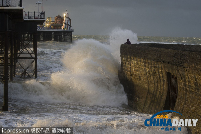 英國迎戰(zhàn)“颶風(fēng)級”風(fēng)暴 海陸空交通大受影響（高清組圖）