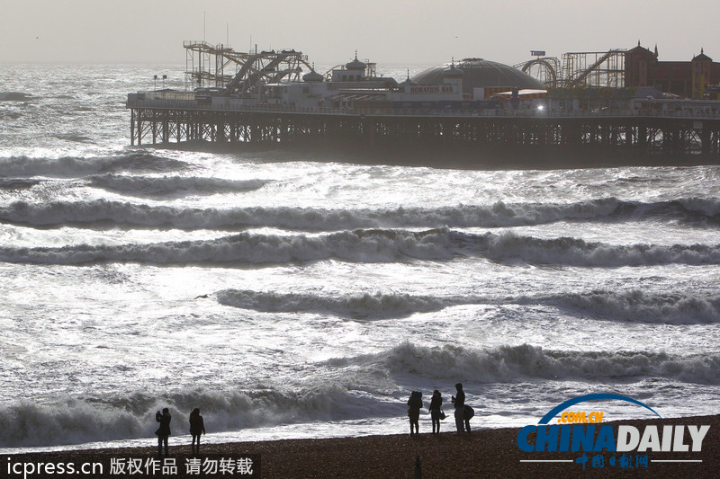 英國(guó)迎戰(zhàn)“颶風(fēng)級(jí)”風(fēng)暴 海陸空交通大受影響（高清組圖）