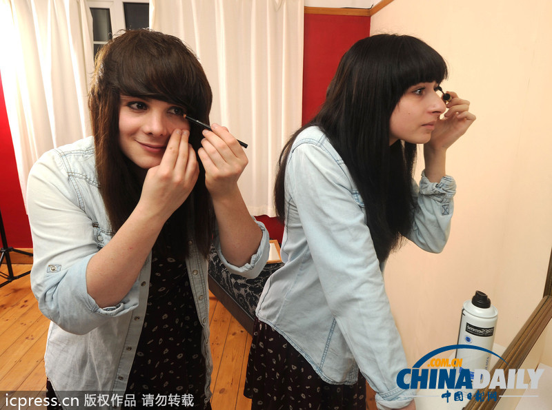 英男子愛(ài)穿女裝模仿女友打扮 情侶看上去像雙胞胎