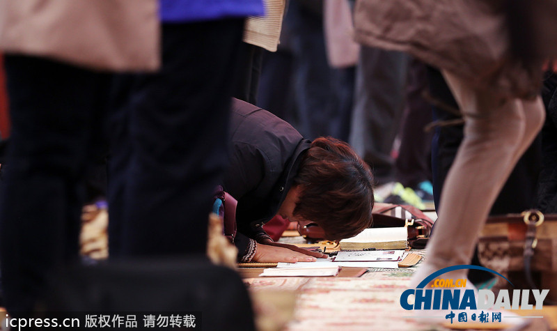 瘋狂高考：考試在即 韓國(guó)學(xué)生家長(zhǎng)跪拜祈福（圖）