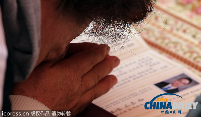 瘋狂高考：考試在即 韓國(guó)學(xué)生家長(zhǎng)跪拜祈福（圖）