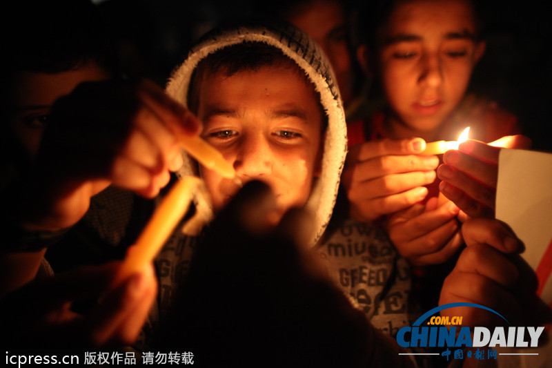 加沙唯一發(fā)電站停運(yùn) 民眾秉燭抗議每天停電12小時(shí)（高清組圖）